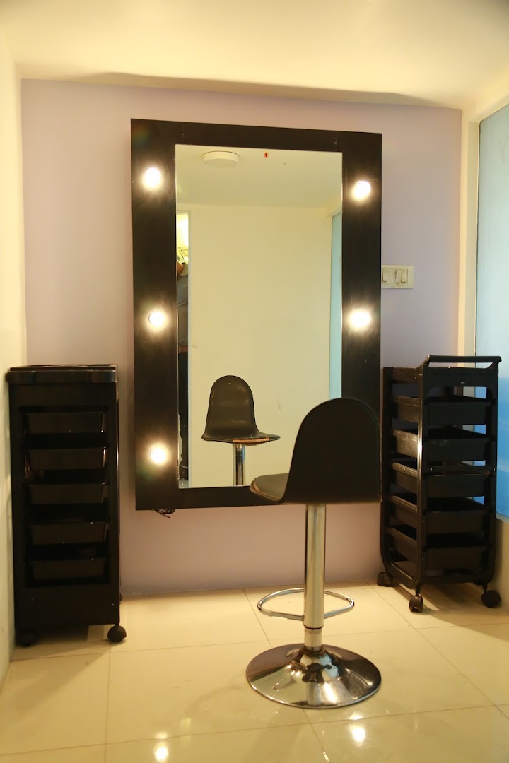 A Hollywood-bulb makeup station ready for a bridal trial