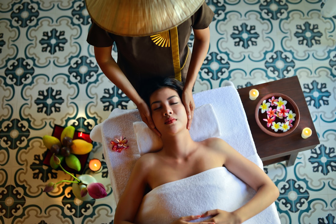 Head massage at Sea Med Spa, Nerul — a therapist works slowly through the head and neck, hands cradling the guest's jaw